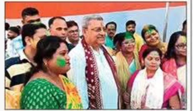 ‘‘মধুর অমৃতবাণী বেলা গেল সহজেই”, ব্যস্ত রাজনীতিকরাও