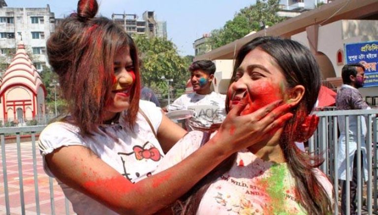 পদ্ম! দোলে আসবে? আবার আমরা রঙ খেলব