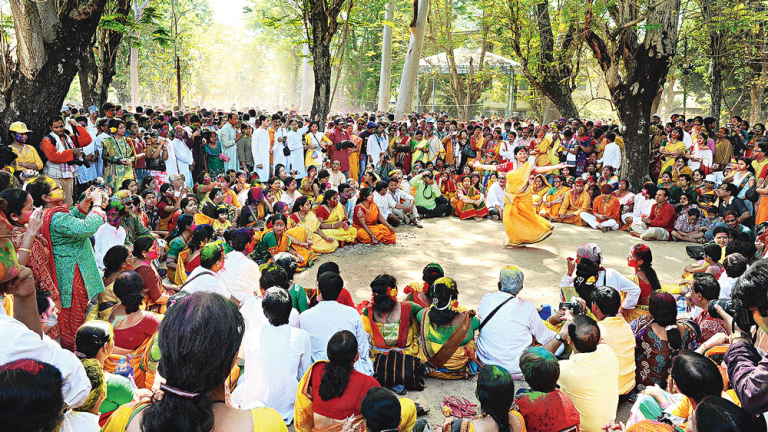 বসন্তের রঙে হৃদয়ের আলপনা: শান্তিনিকেতনের রাঙা ফাগুন