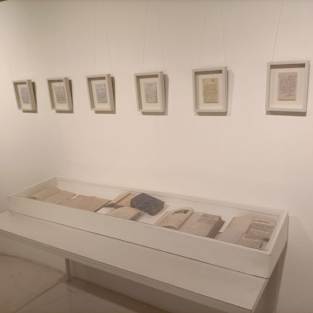 বিভূতিভূষণ-১৩। প্রদর্শনীতে বিভূতিভূষণের লেখা চিঠি সাতটি বাঁধানো ফ্রেমে। সঙ্গে তাঁর লেখা ছ’টি বইয়ের অতি পুরনো সংস্করণ।