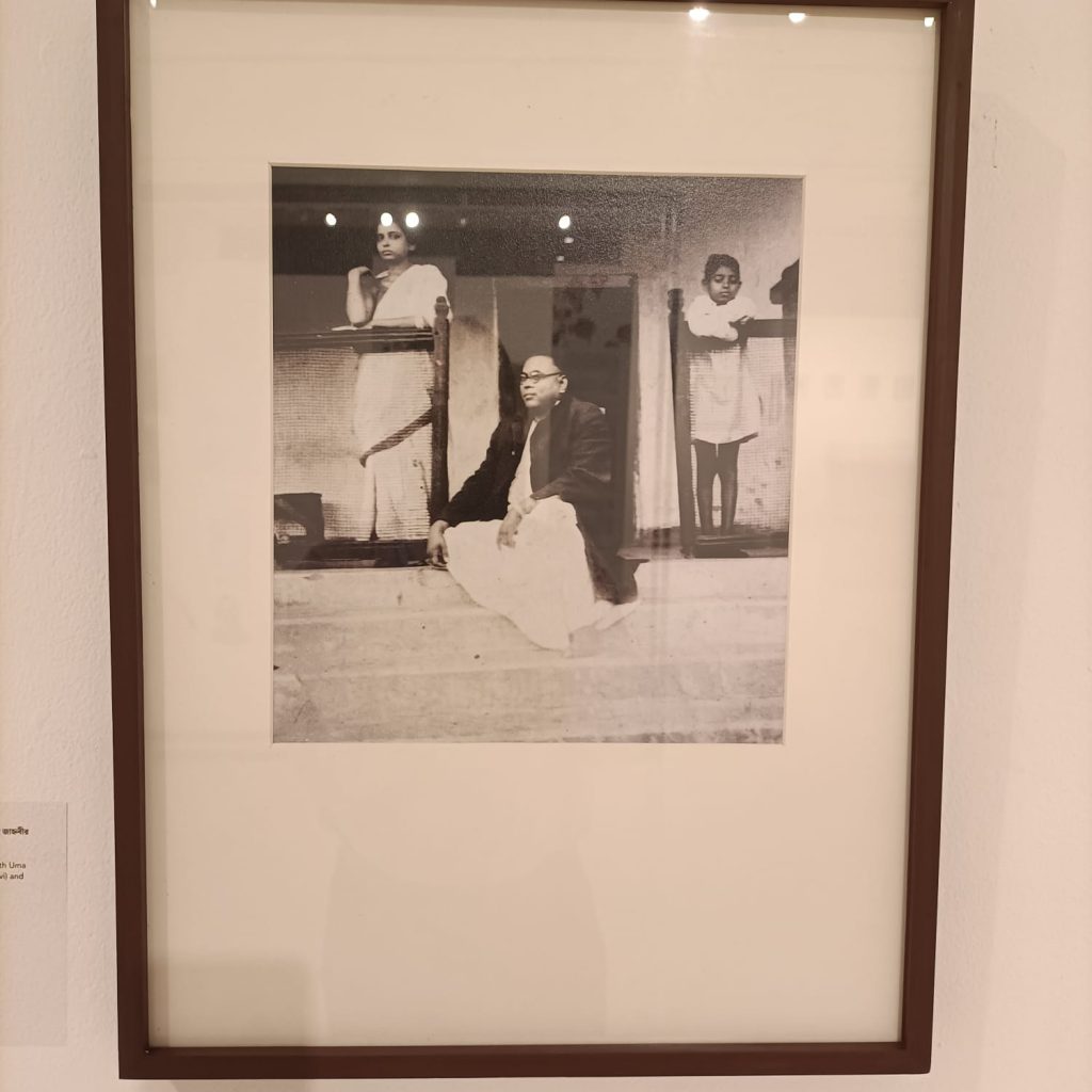 সিঁড়িতে বসে নুটুবিহারী।