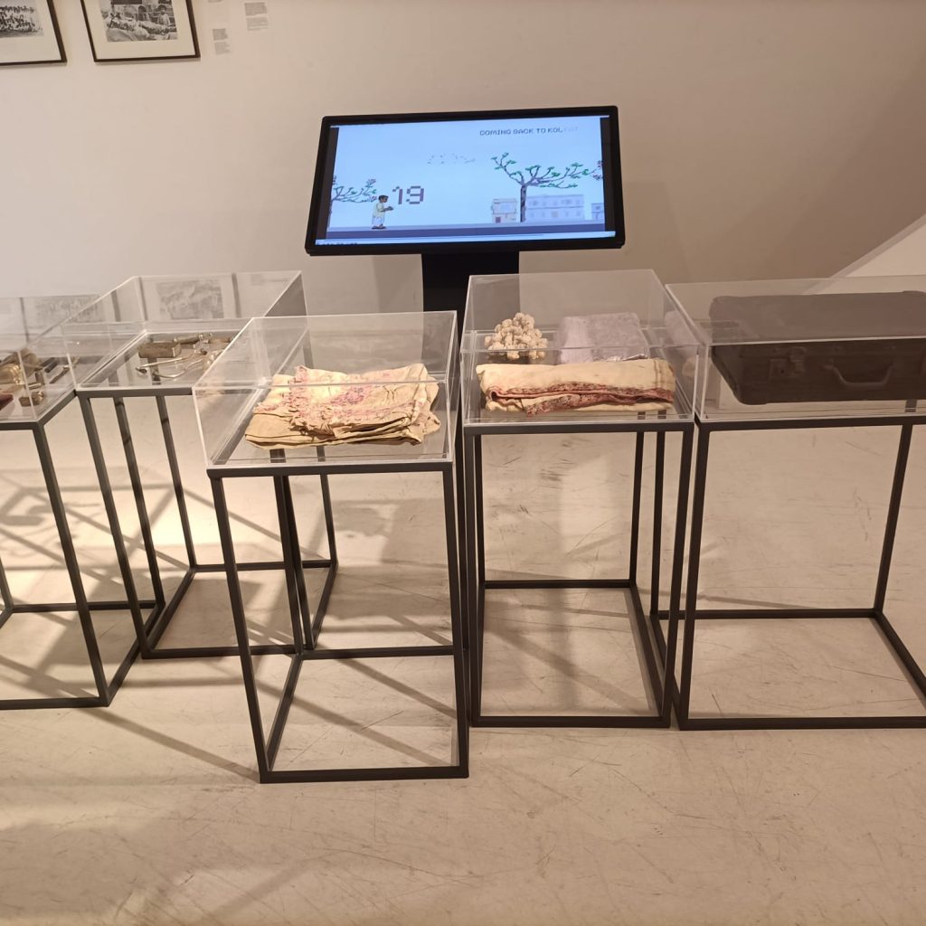 বিভূতিভূষণ-১৯। প্রদর্শনীর দ্রষ্টব্য ছিল লেখকের শৌখিন গড়গড়া, একাধিক কলম, হাতঘড়ি, ট্রেনের টিকিট, লেখকের মৃত্যুর আগে তাঁর চিকিৎসার কাজে নুটুবিহারির ব্যবহার করা স্টোথোস্কোপ, বাবা মহানন্দর ব্যবহৃত চাদর।