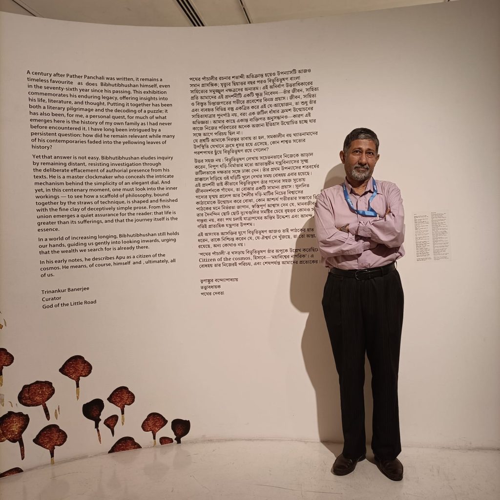 বিভূতিভূষণ-২। তাঁর মৃত্যুর পর অতিক্রান্ত হয়েছে ৭৫ বছর। ১০০ বছর হ’ল তাঁর পথের পাঁচালির। বাঙালির মননে তিনি, তাঁর লেখা আজও ভাস্বর। প্রদর্শনীর সময়সারণীর সরলরেখার ওপরে লেখা তাঁর জীবনকালের স্মরণীয় কীর্তি। রেখার ঠিক নিচে ওই সময় বিশ্বের গুরুত্বপূর্ণ কোন ঘটনা ঘটছে।