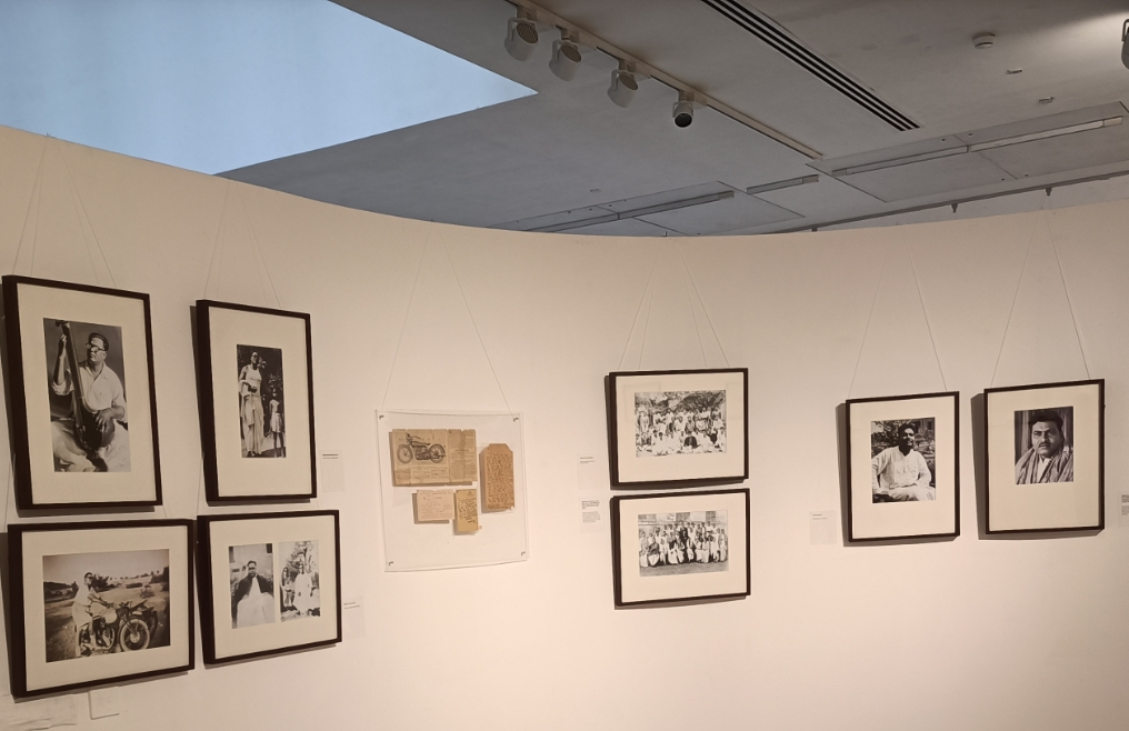 বিভূতিভূষণ-২৩। ১৯৫১ সালে ইছামতী উপন্যাসের জন্য তিনি রবীন্দ্র পুরস্কার (মরণোত্তর) পান।উত্তর চব্বিশ পরগনা জেলার  বনগাঁ মহকুমার (লেখকের জন্মস্থান) পারমাদান বন্যপ্রাণী অভয়ারণ্যের নাম লেখকের সম্মানার্থে রাখা হয় ‘বিভূতিভূষণ বন্যপ্রাণী অভয়ারণ্য’। বনগাঁর কাছে টালিখোলা মোড়ের কাছে ইছামতী নদীর পাড়ে বিভূতিভূষণ স্মৃতিঘাট। এখানে বিভূতিভূষণের চেয়ারে বসে থাকা একটি প্রতিকৃতি আছে। একটি অতিথিশালা তৈরি করা হয়েছে। এর পাশে আছে একটি ঝুলন্ত ব্রিজ। এখনও ইছামতীর কলরব অনেক কথায় মনে করিয়ে দেয় সেদিনের কথা।